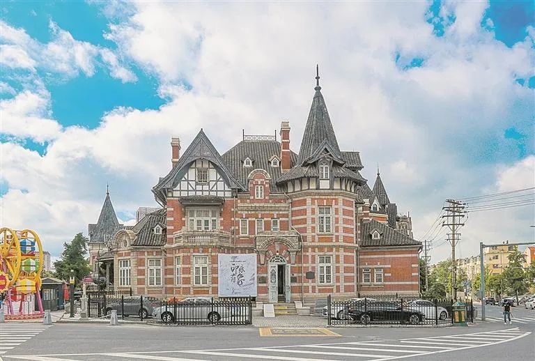 有着近代欧式建筑风格的大连美术馆.