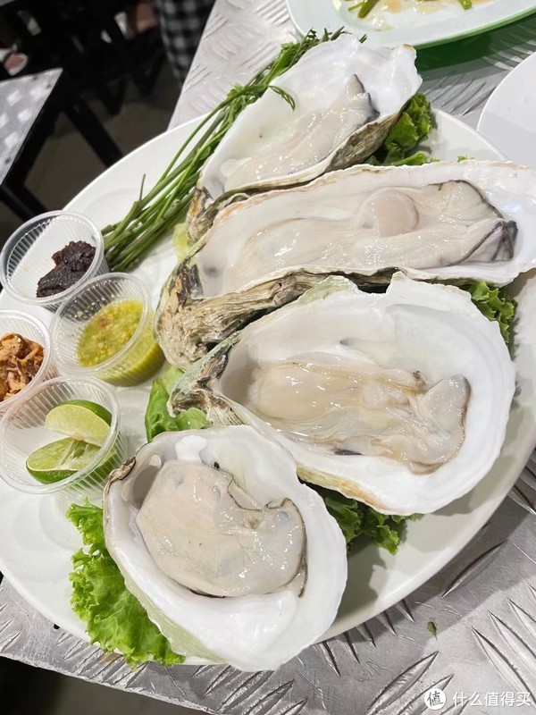 靠海地区独特的美味:生蚝刺身|生蚝|柠檬_新浪新闻