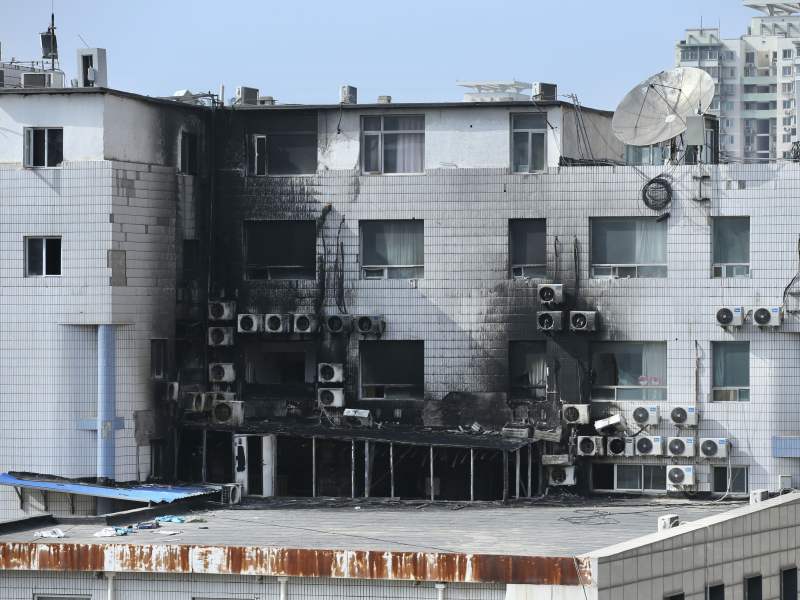 长峰医院火灾亲历者:病友提醒湿毛巾捂口鼻,护工背出失能老人_新浪