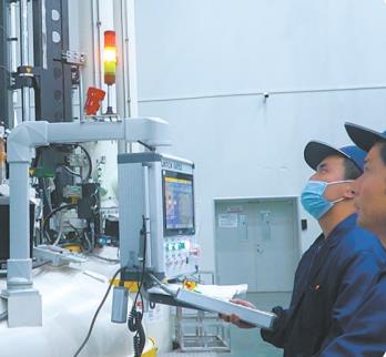 西寧阿特斯單晶車間內工人正在取棒。才貢加/攝