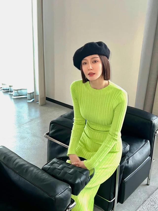 秦岚真不像奔五的人,穿绿色针织连衣裙配长筒靴,衣品开挂了!