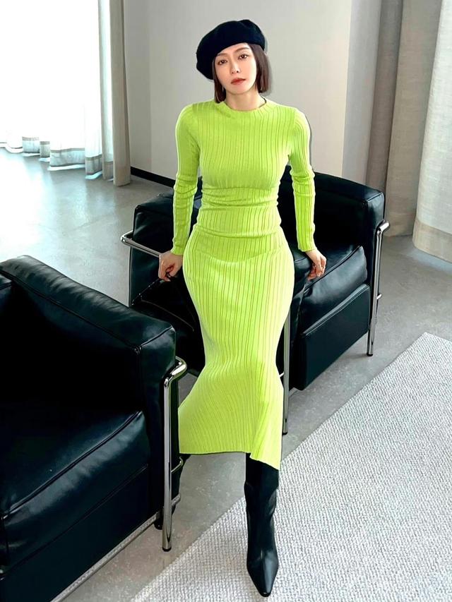 秦岚真不像奔五的人,穿绿色针织连衣裙配长筒靴,衣品开挂了!