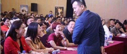 突然收网！30多名“大师”被抓！|诈骗|反诈|曝光|陈安之|成功学_新浪新闻