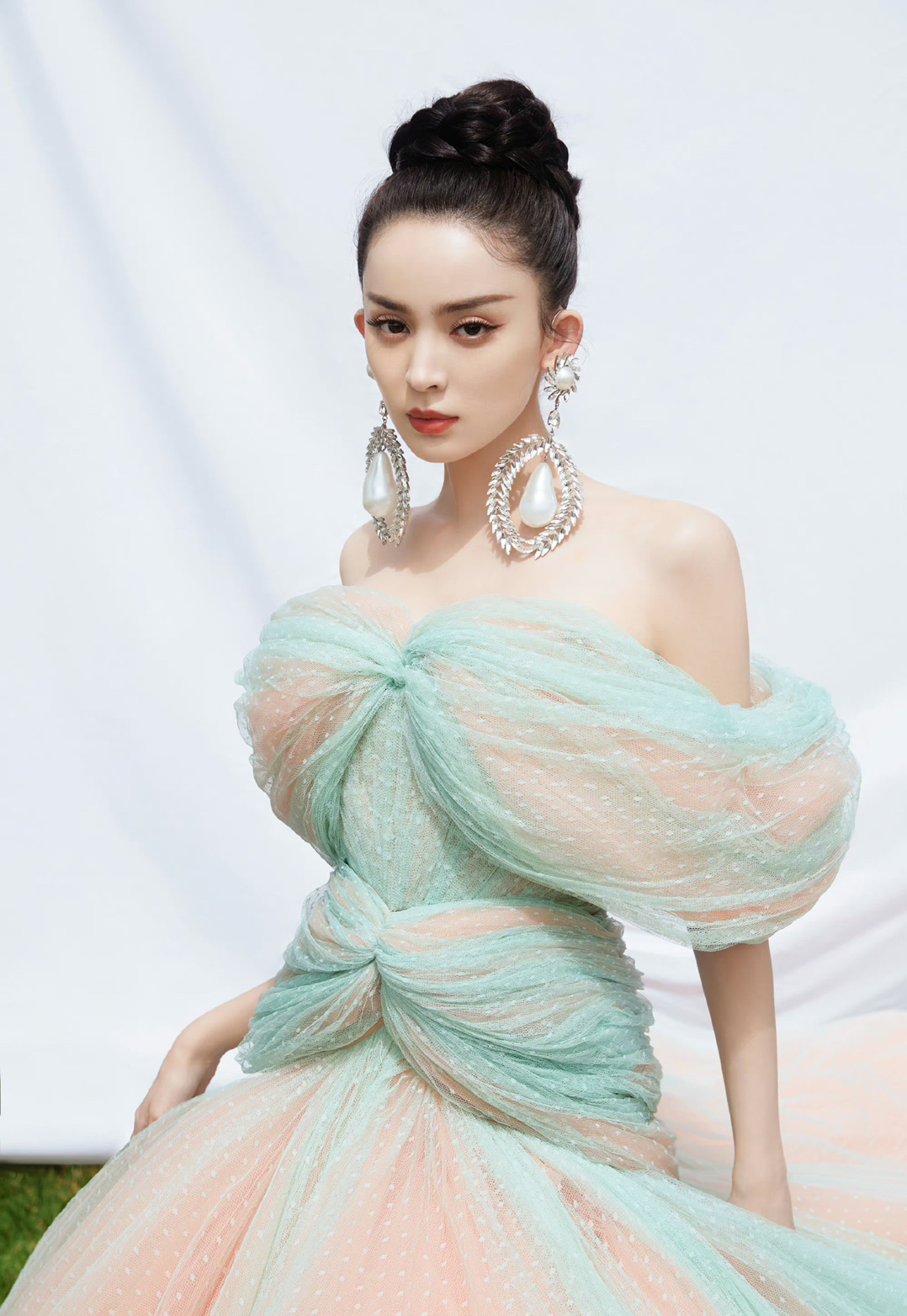 娜扎这套造型看脸很93,不过全身图也太显矮了吧……|古力娜扎_新浪