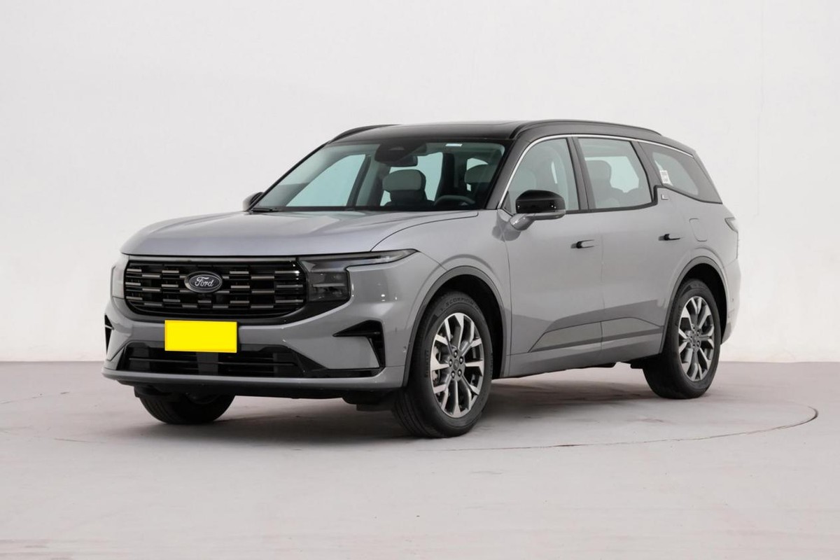 风格,车身尺寸也要比同级竞品车型大上一圈,长宽高为5000x1961x1773mm