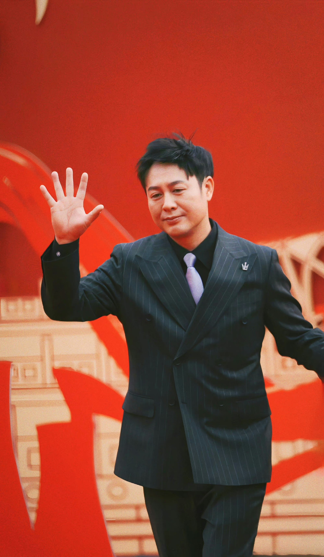 又看到小熊老师打招呼了，五指张开好可爱啊……|张颂文_新浪新闻