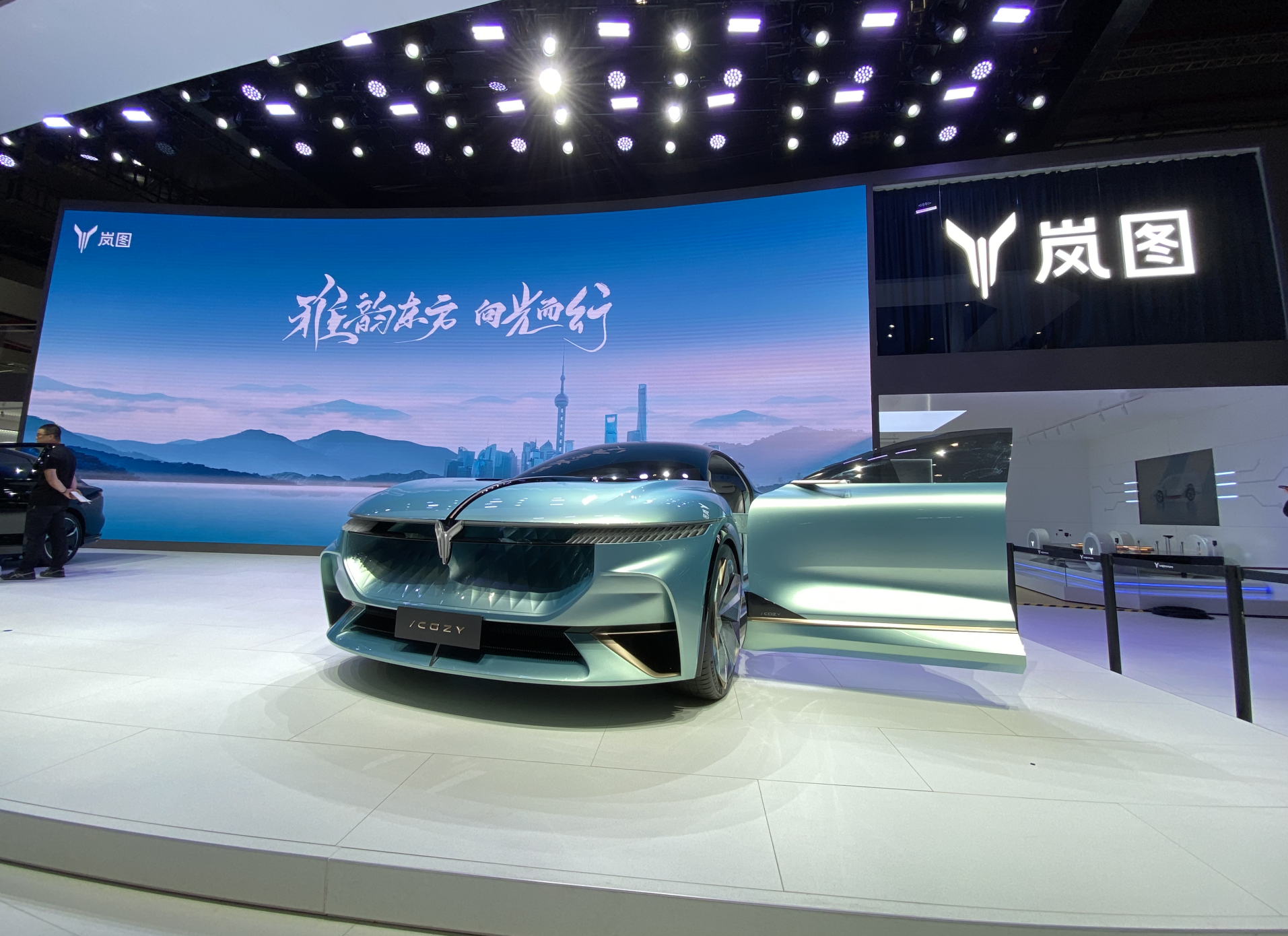 上海车展丨品牌焕新新车上市岚图汽车征战自主电动车高端化下半场