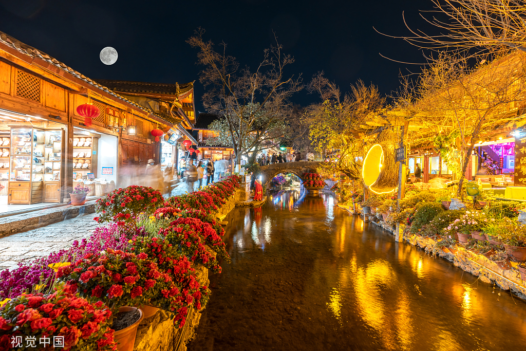 云南丽江古城璀璨夜色。