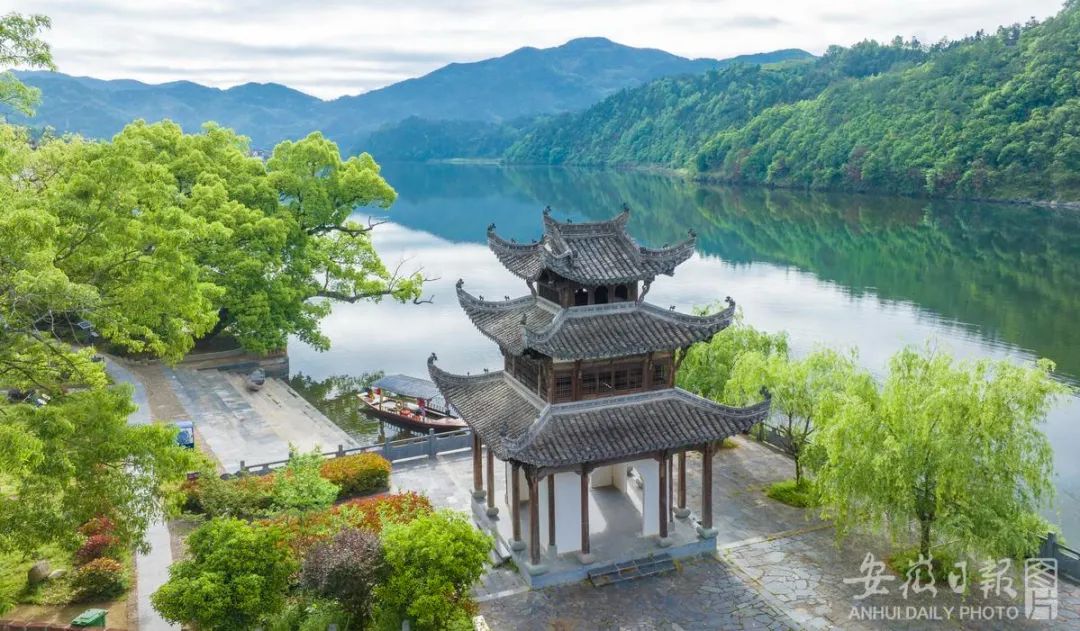 4月20日,航拍的黄山市歙县新安江百里画廊徽城镇南屏水域.郑宏 摄