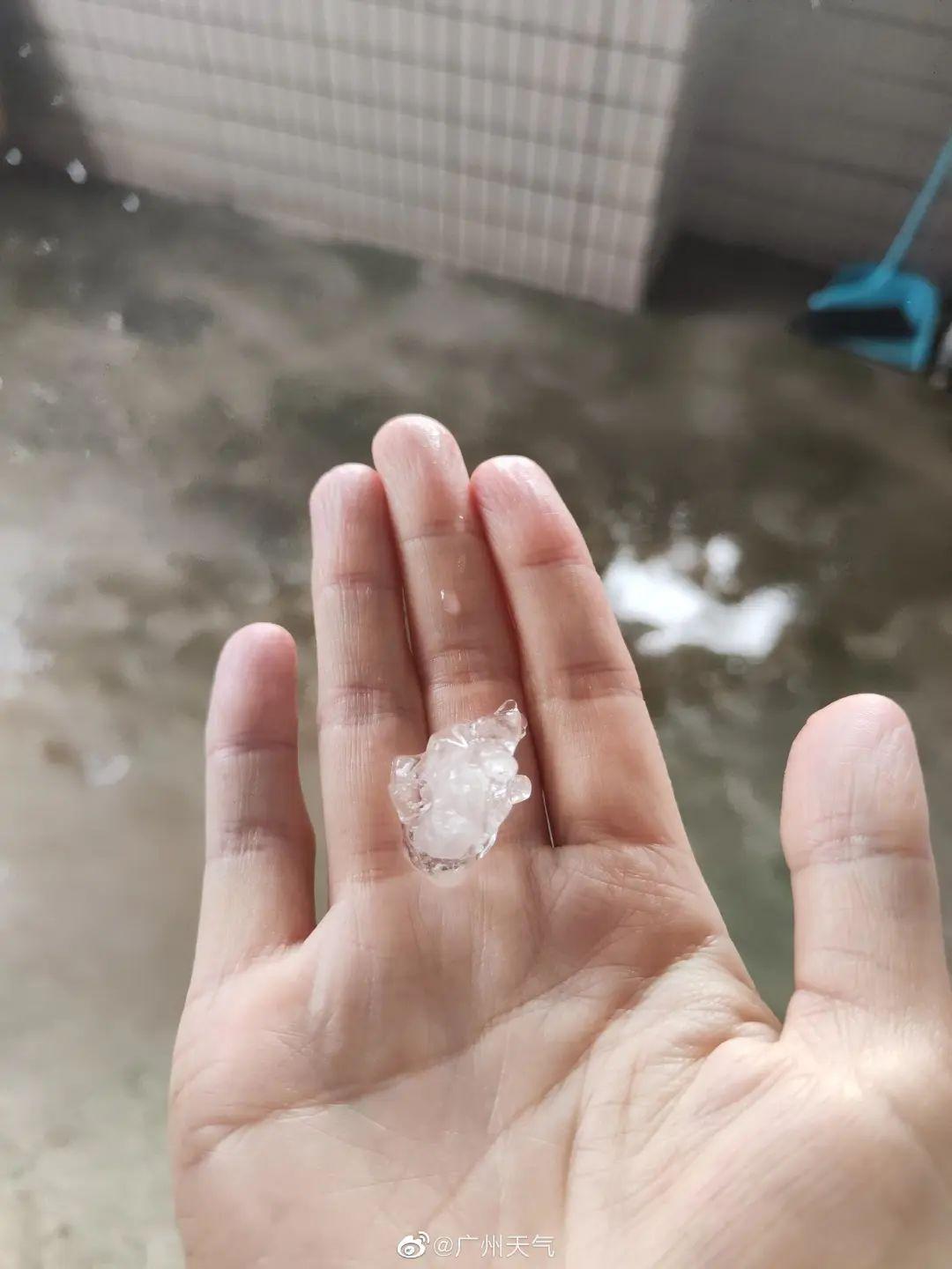 21日14时12分,广州市番禺区南村镇兴南路华南新城附近出现小冰雹天气