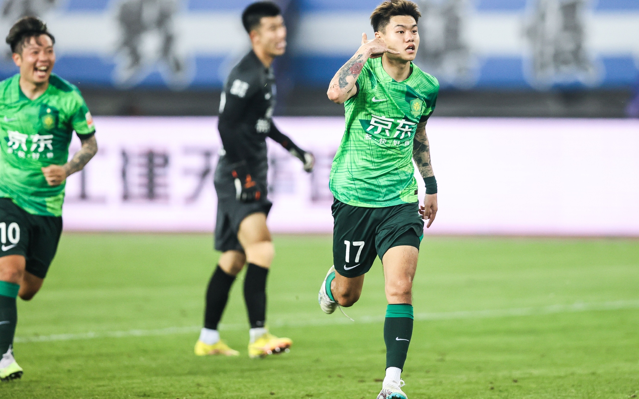 新援杨立瑜抓对方门将失误,为国安打进一球.&nbsp; 图/ic photo