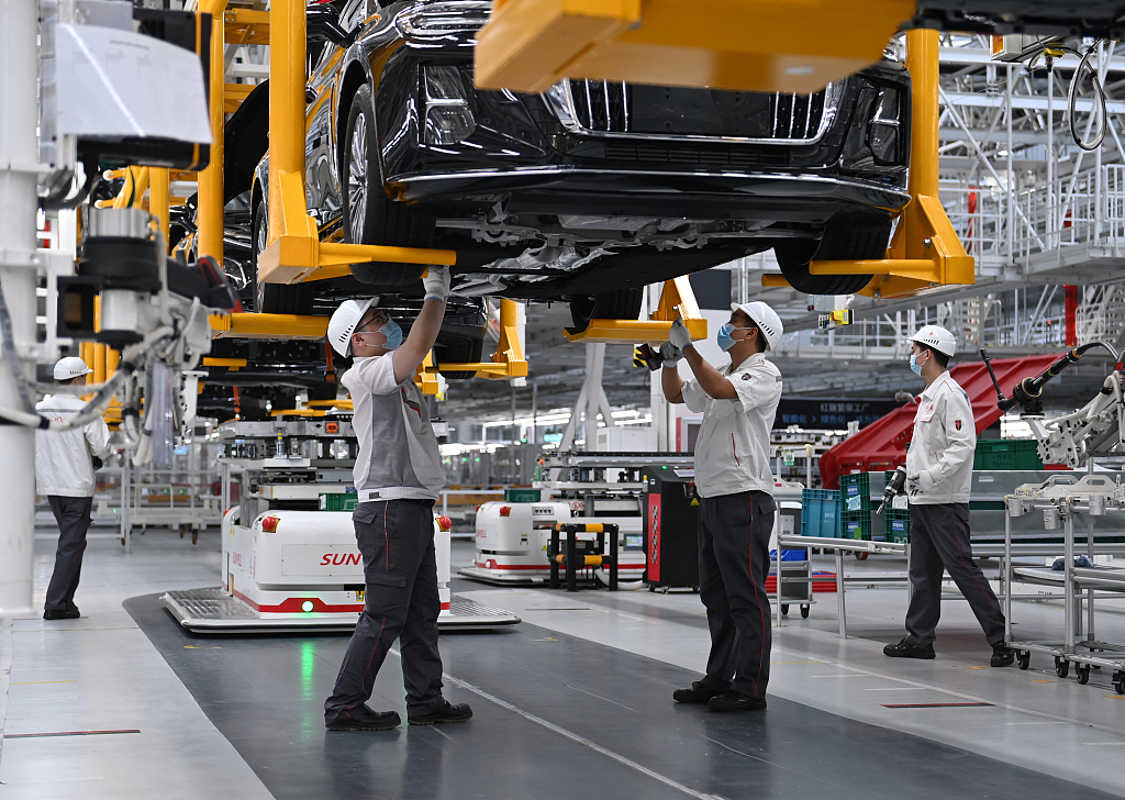 2023年3月16日,在长春的中国一汽红旗制造中心繁荣厂区,工人正在进行