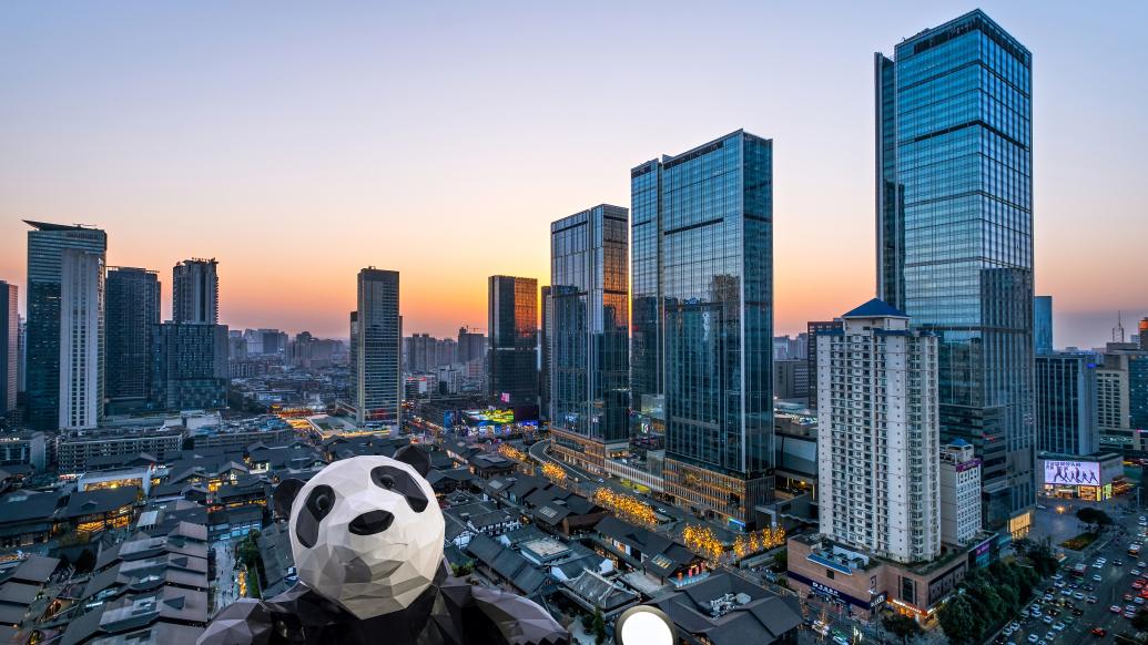 成都IFS有人霸占熊猫拍照点收费照相，能否整治？