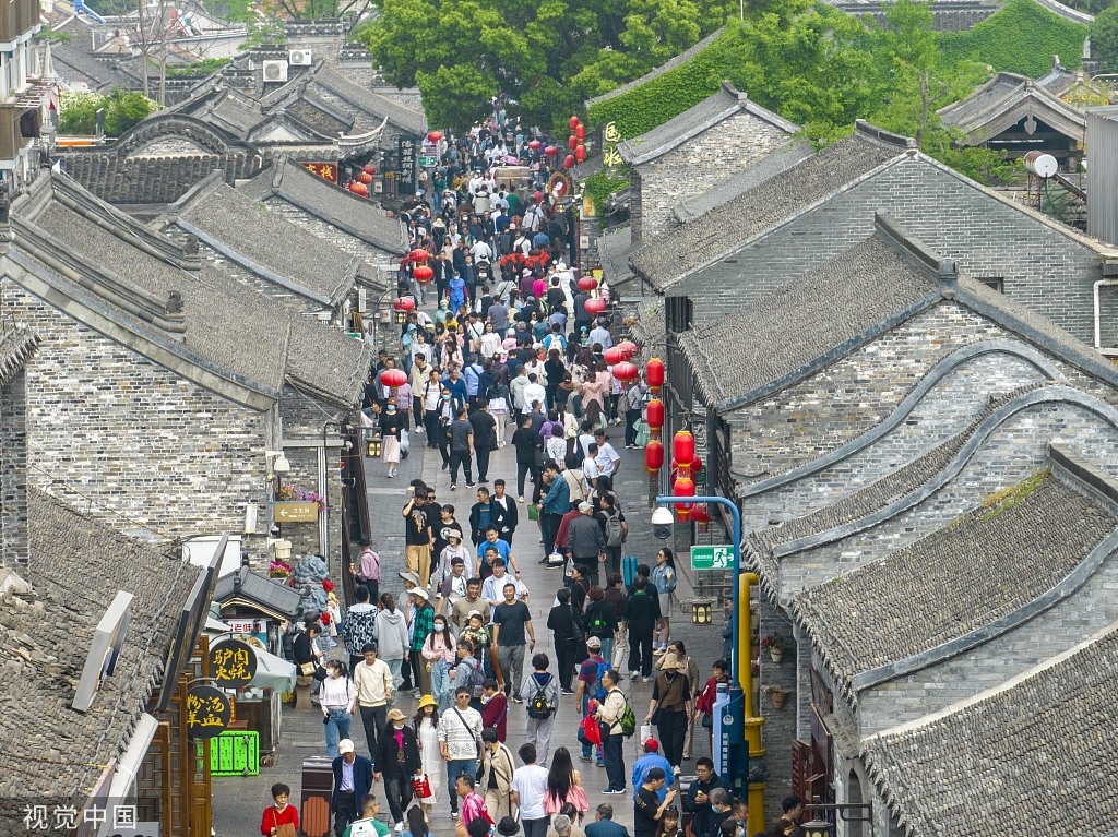 2023年4月19日，江苏扬州，游客在东关历史文化街区品尝风味小吃、选购非遗等地方特产。 本文图片均来自视觉中国