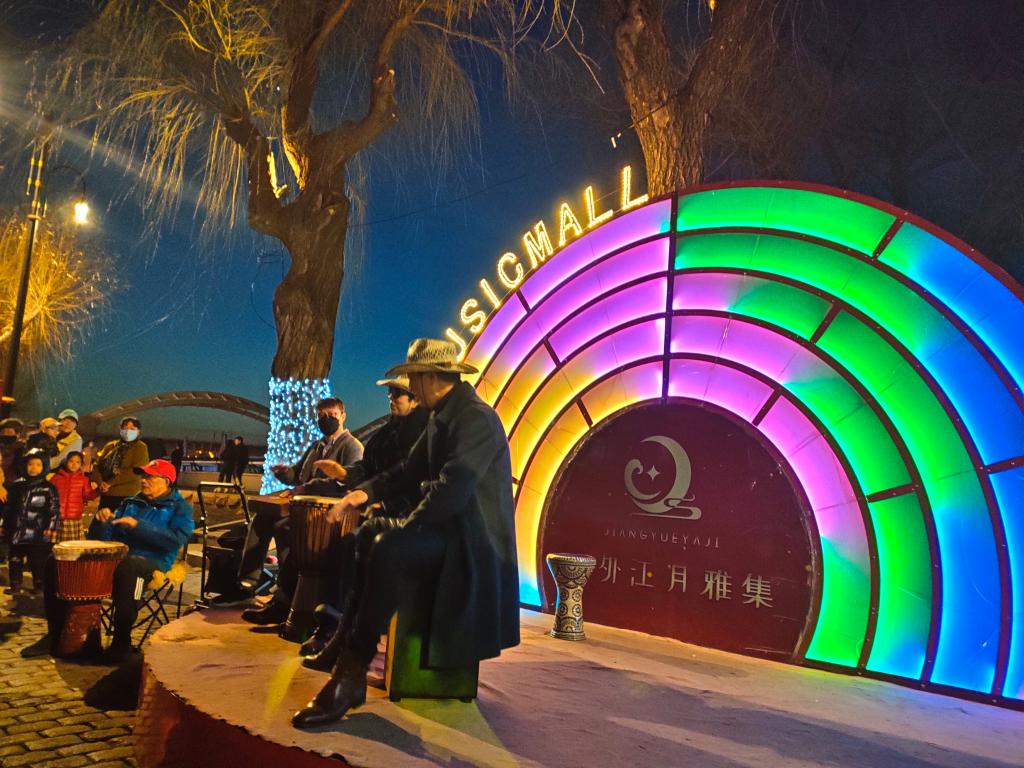 哈尔滨市道外区江月雅集商业街上的夜间文娱活动.新华社记者 朱悦 摄