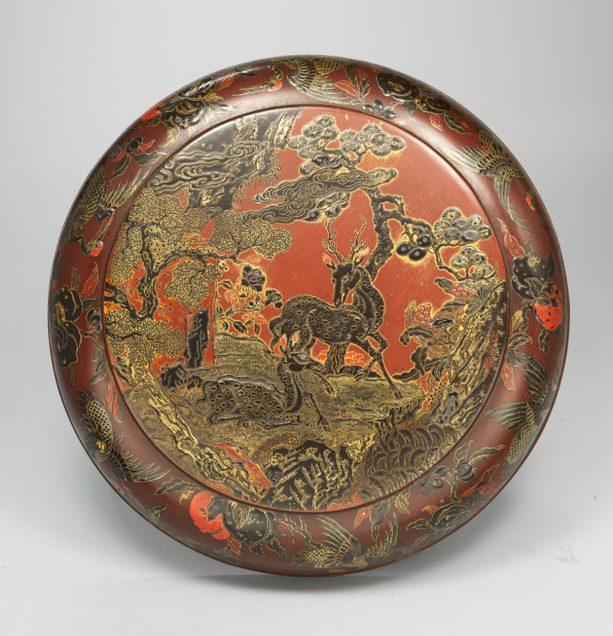 仿莳绘鹿鹤同春盖盒(局部)清中期雕漆,是曾在斋漆器收藏最主要的品种