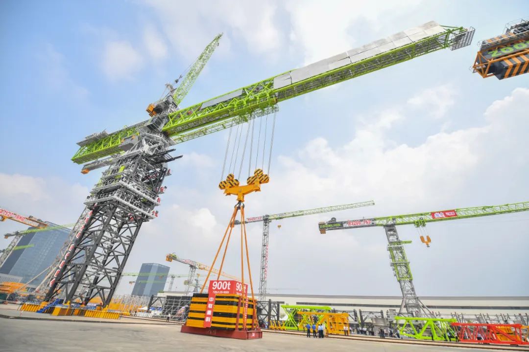 这是4月20日拍摄的中联重科r20000-720塔式起重机.