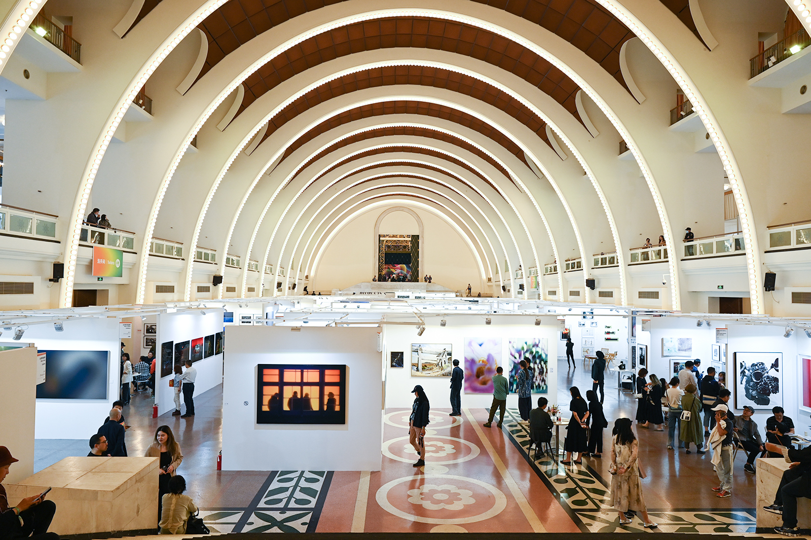 2023年4月20日,上海展览中心,第八届影像上海艺术博览会现场.