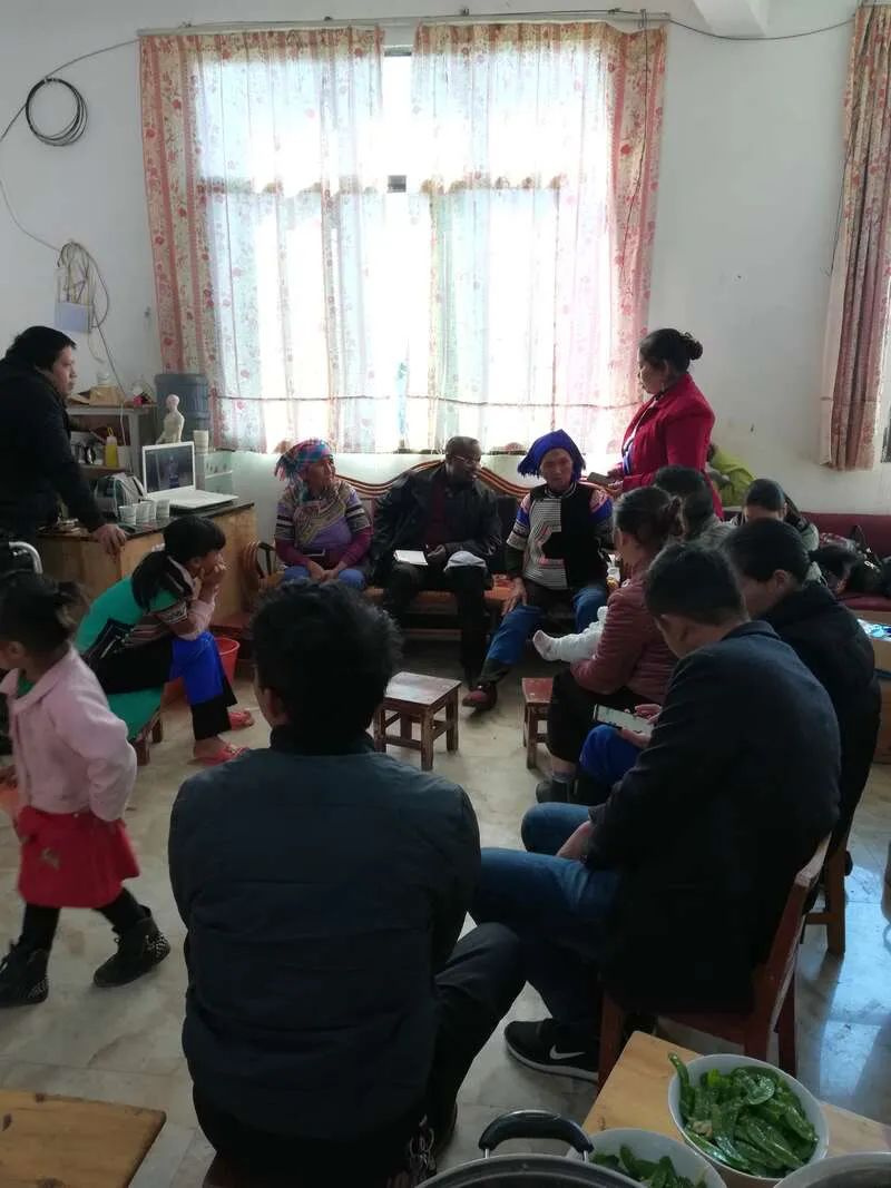 2018年，云南省元阳县攀枝花乡，迪亚拉和村民们在一起。受访者供图