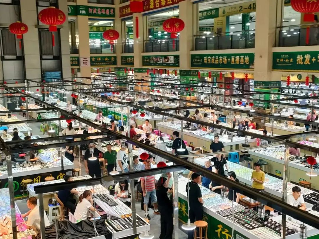 4月13日,瑞丽多宝之城珠宝翡翠成品市场内,人头攒动交易繁忙.