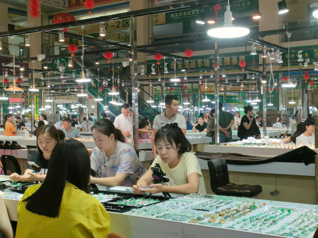 4月13日,瑞丽多宝之城珠宝翡翠成品市场内,商家一边直播一边卖货.