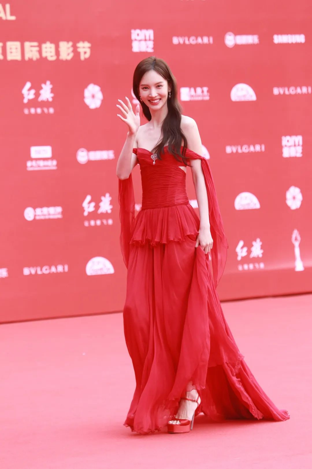 金晨身穿红色露肩礼服亮相.