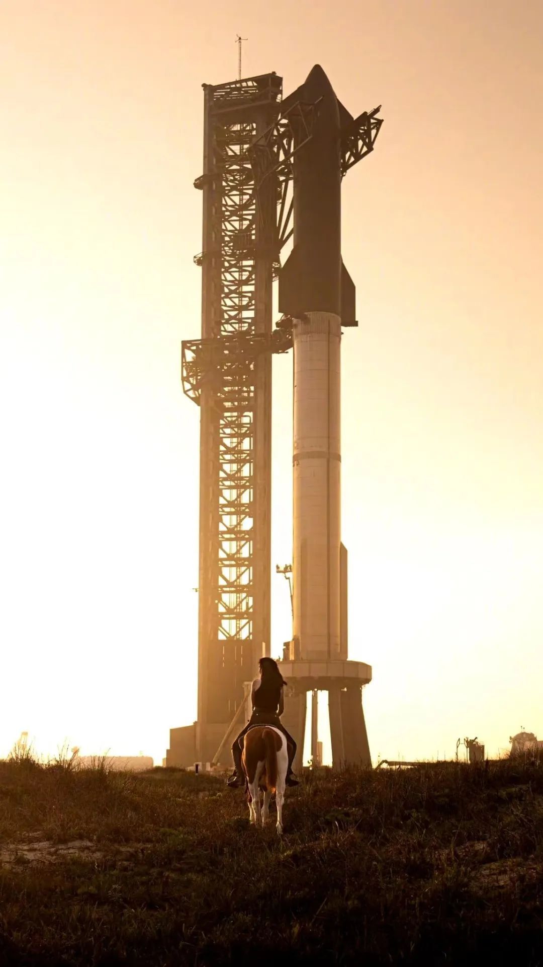 竖立在发射台上的“星舰”