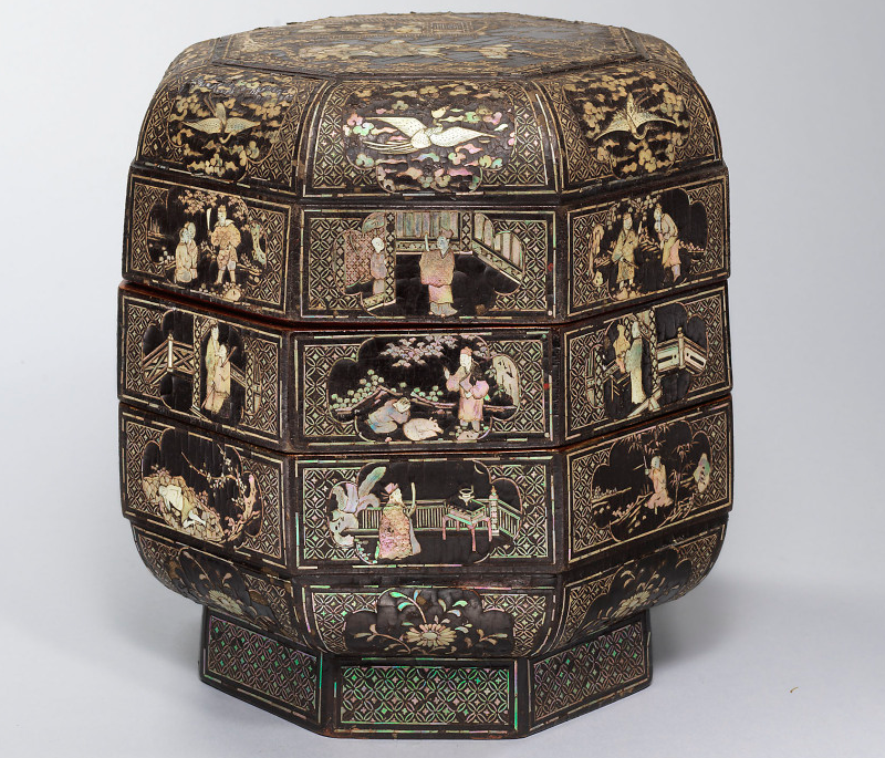 明黑漆嵌螺钿携琴访友纹八边形幢盒