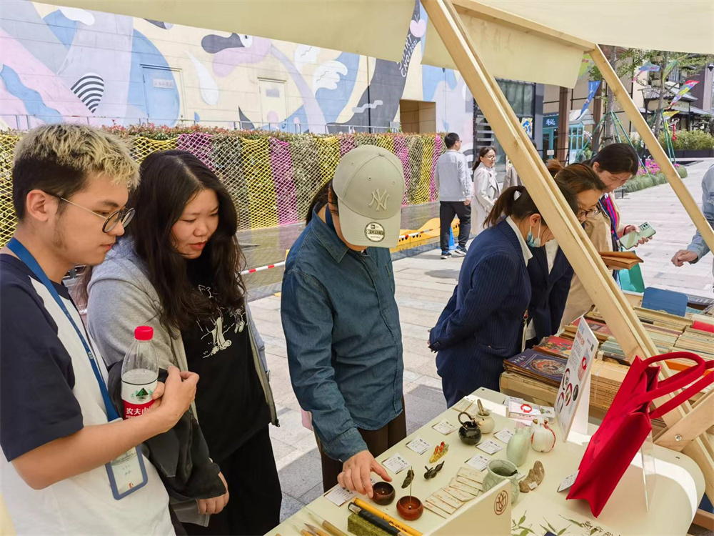 金虹桥书集的文创摊位