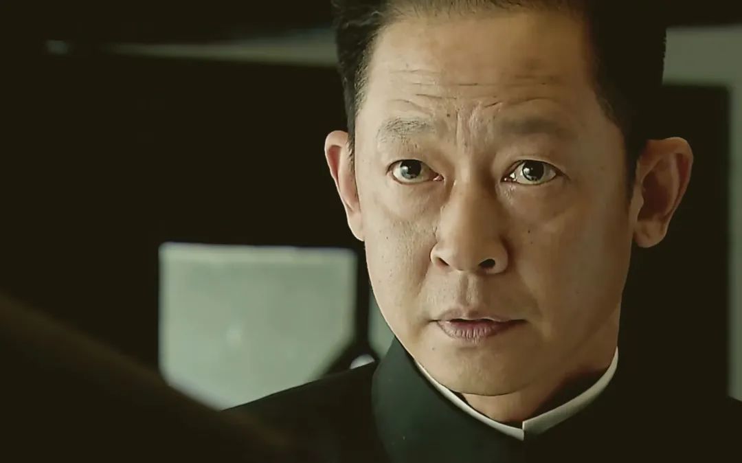 王志文饰演的"76号"特务头目丁默群.来源/电视剧《旗袍》截图