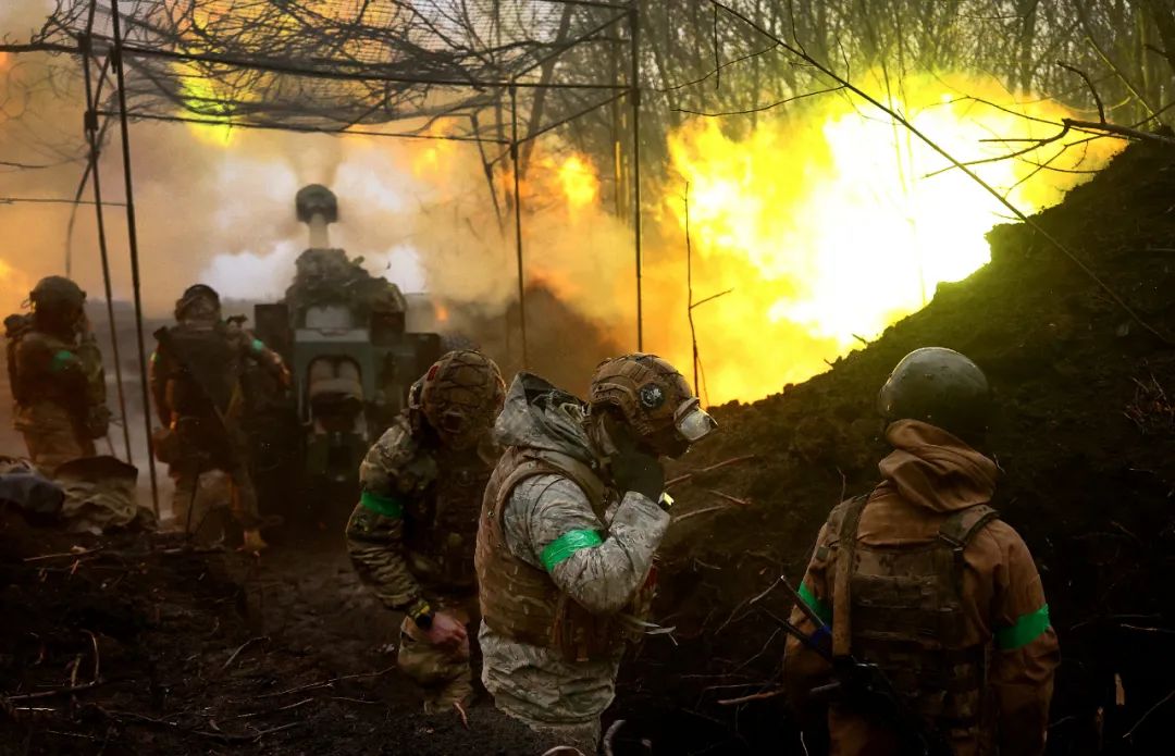 ▲13日，乌克兰炮兵在激烈的战斗中向前线开火。（路透社）