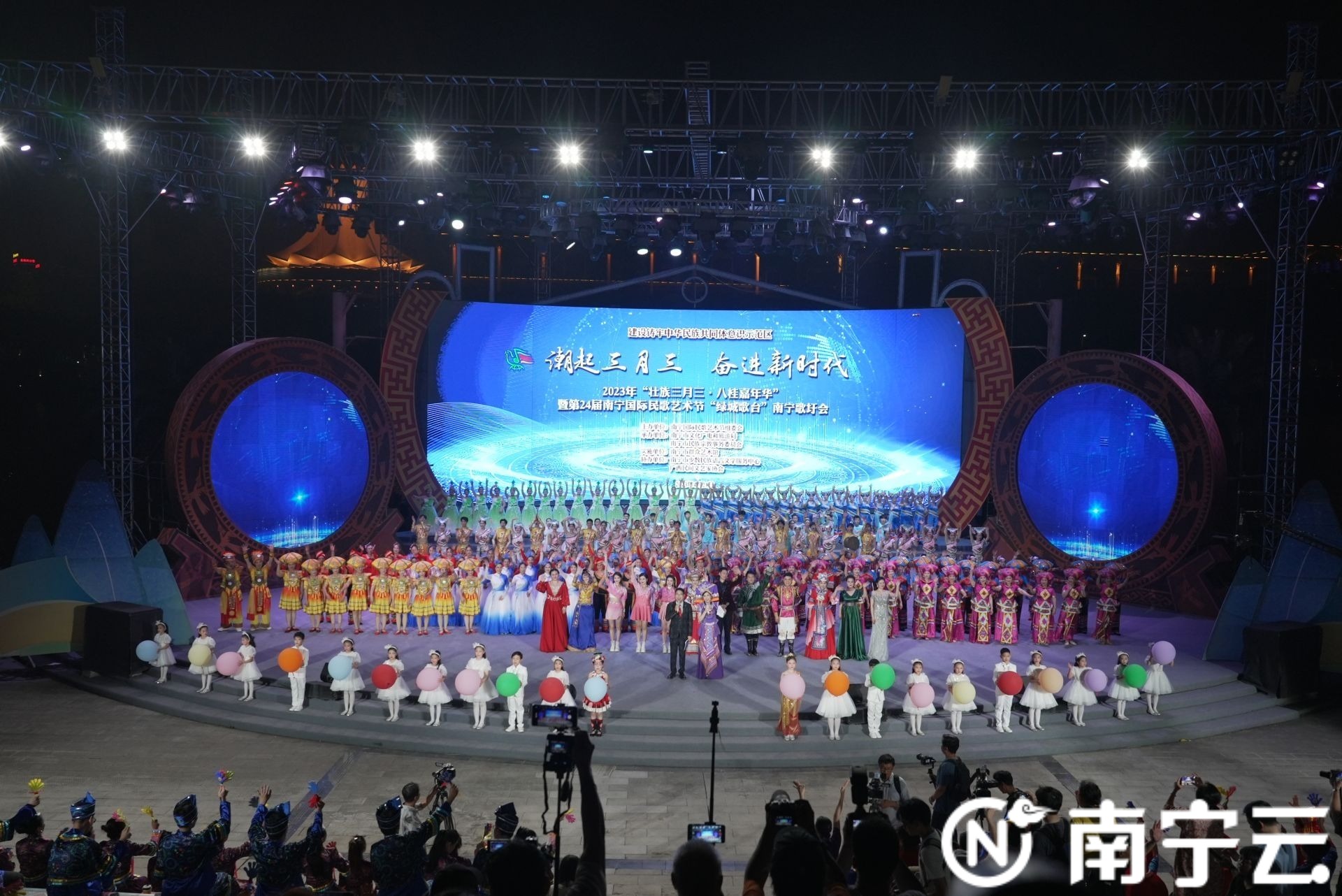 绿城大地又飞歌！第24届南宁国际民歌艺术节“绿城歌台”南宁歌圩会精彩开唱__财经头条