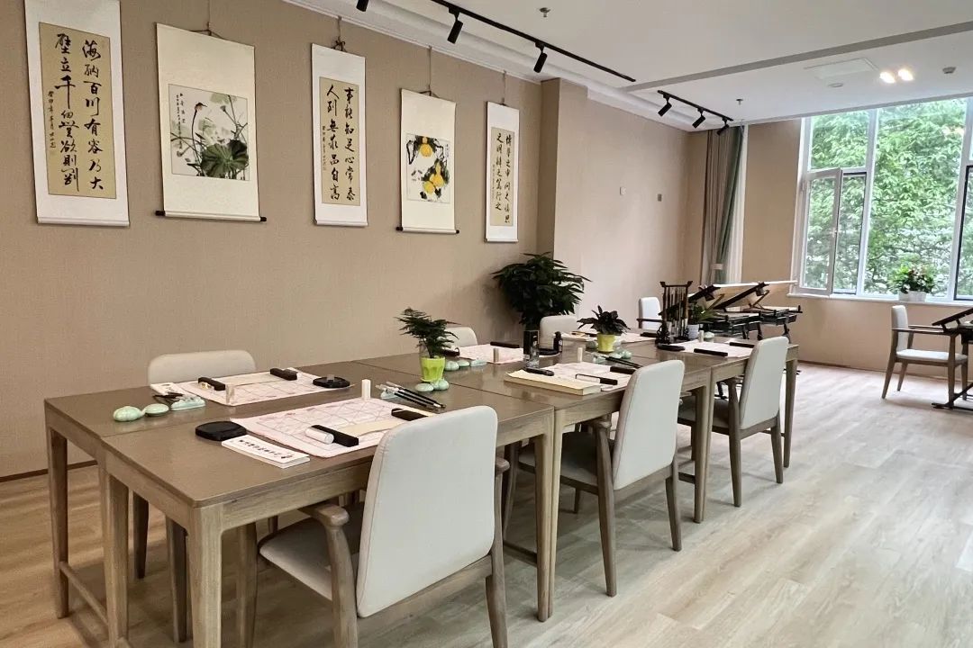 书画室丰富了老年人的日常生活.