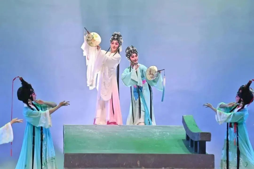 朱红星(右二)在粤剧《白蛇传·情》中饰演小青