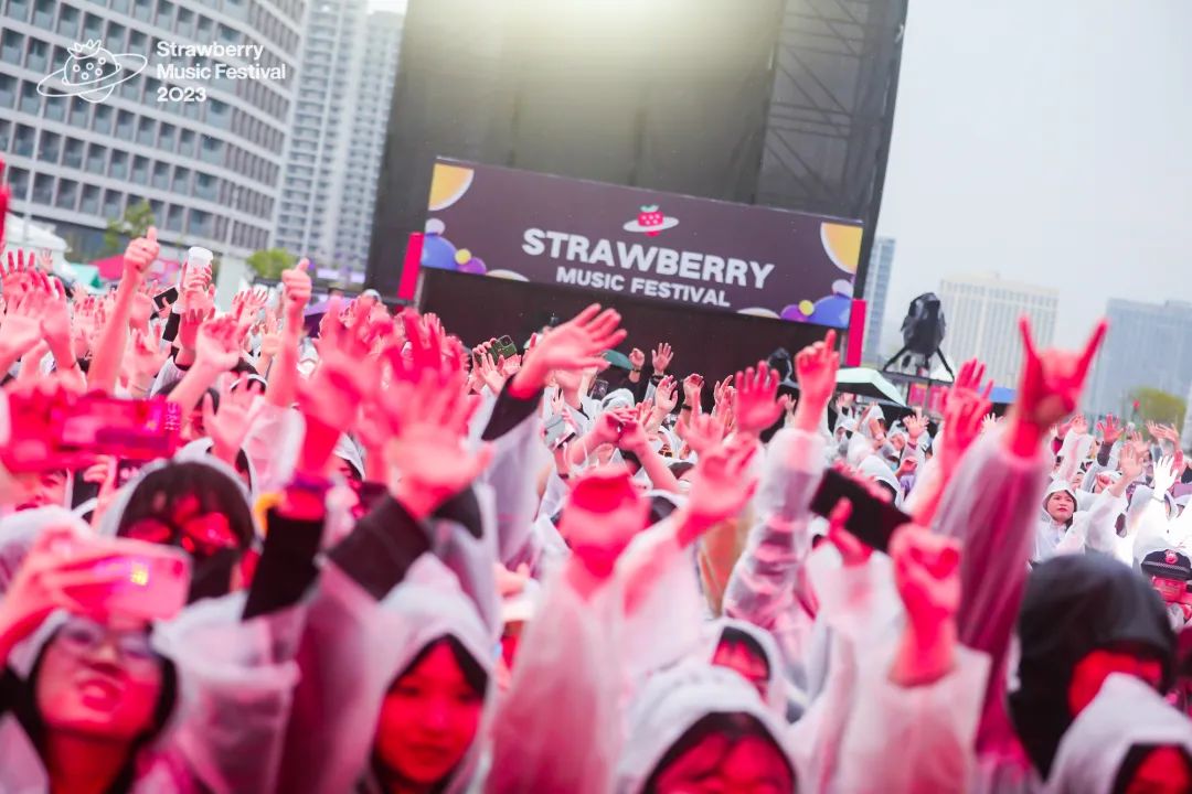 ▲达达乐队彭坦在2023草莓音乐节南昌站表演，音乐节现场人气爆棚。  摩登天空供图