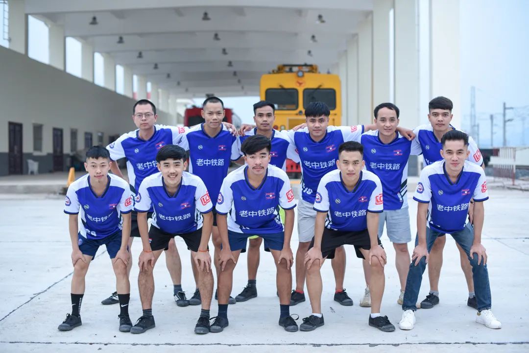 佟金宇（上排右一）与同事们组成的球队。图片由佟金宇提供