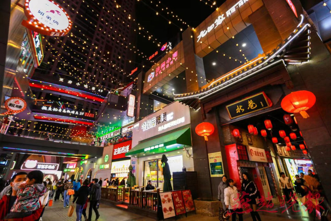 勒泰庄里街越夜越繁华