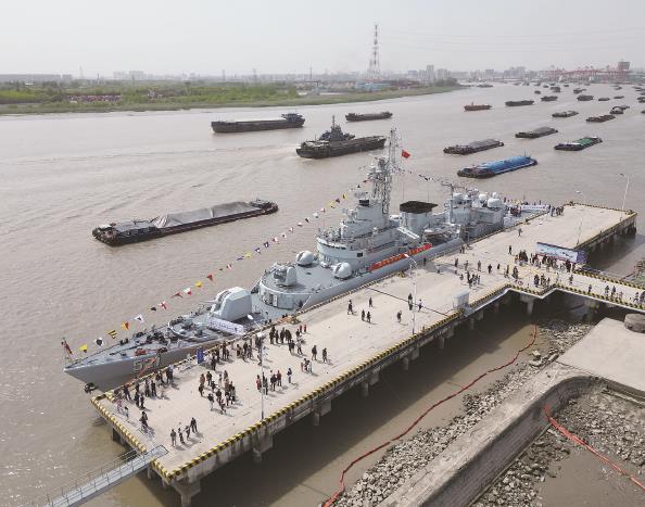 我国自行设计建造的第二代全封闭导弹护卫舰——嘉兴舰 本报记者 张龙