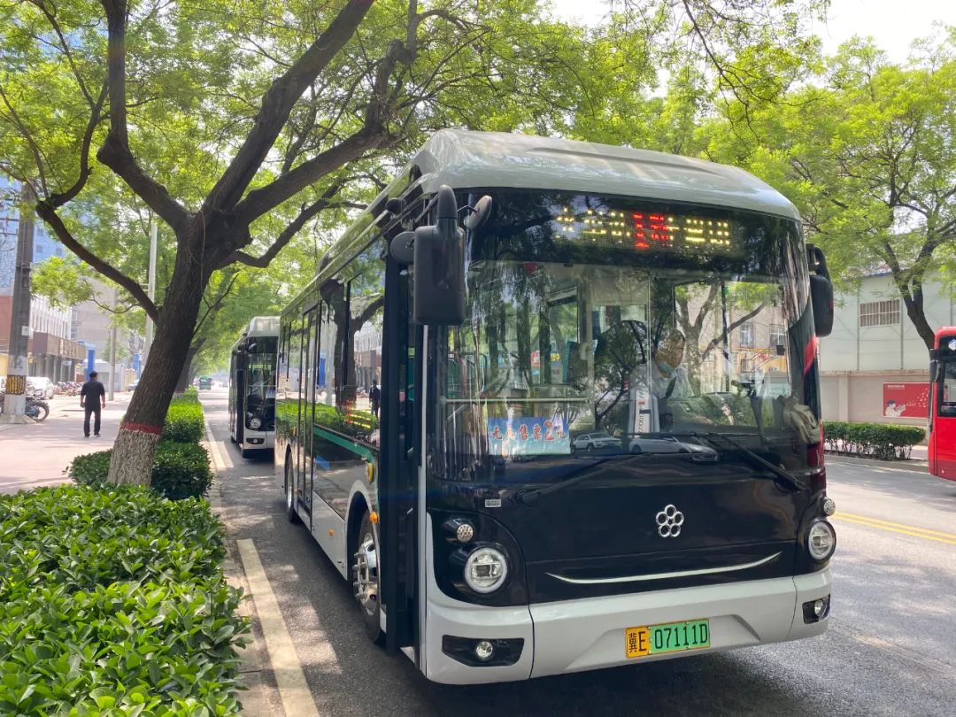 111路全线运营目前已在邢台公交"一城五星"公交线路33辆纯电动公交车