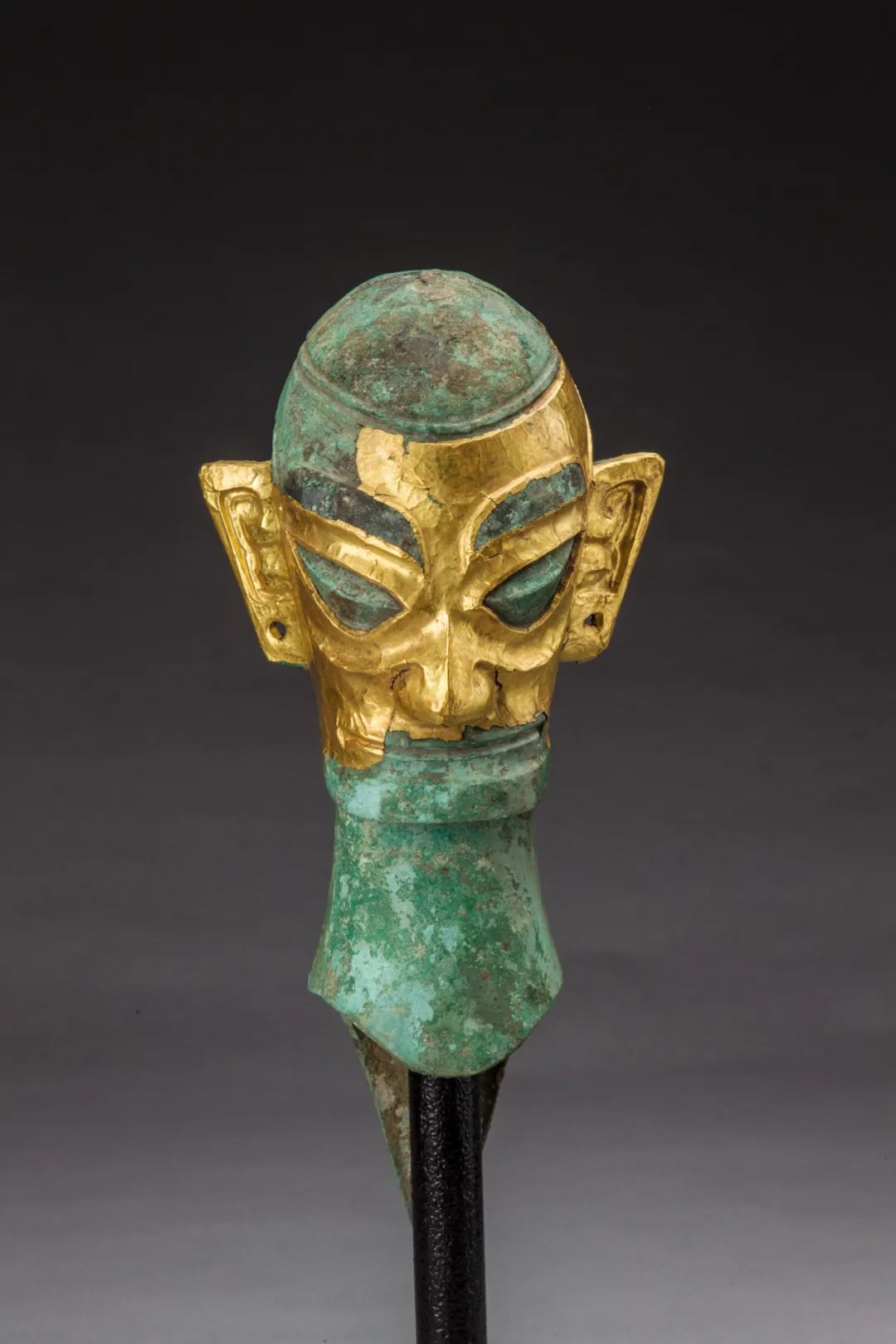 戴金面罩青铜人头像 商 四川广汉三星堆博物馆藏