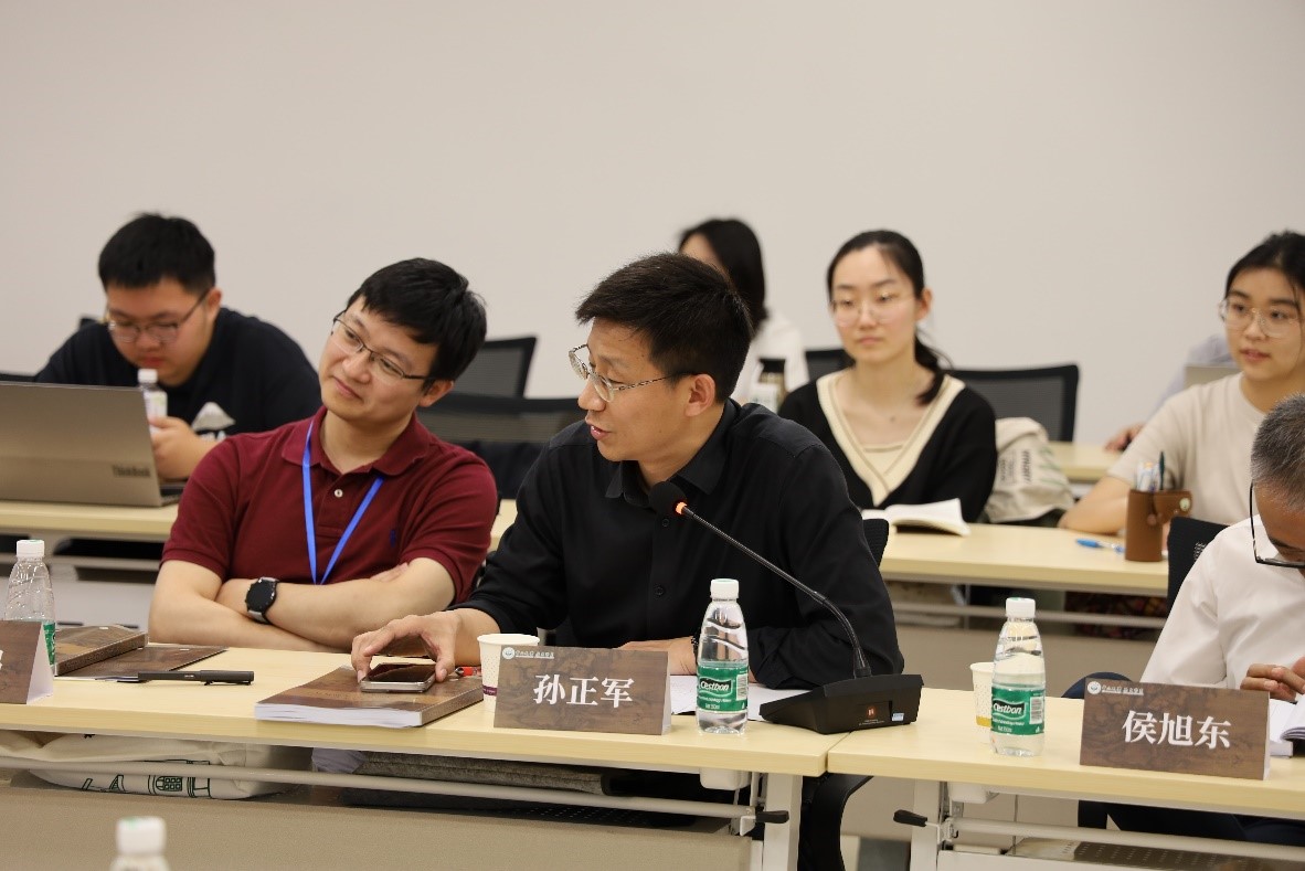 胡鸿(左),孙正军(右)