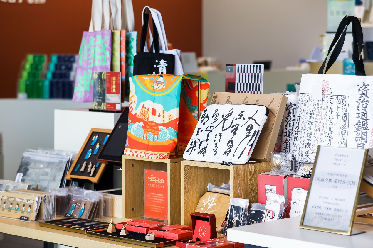 论坛现场展示的文创周边.浙江大学艺术与考古学院供图