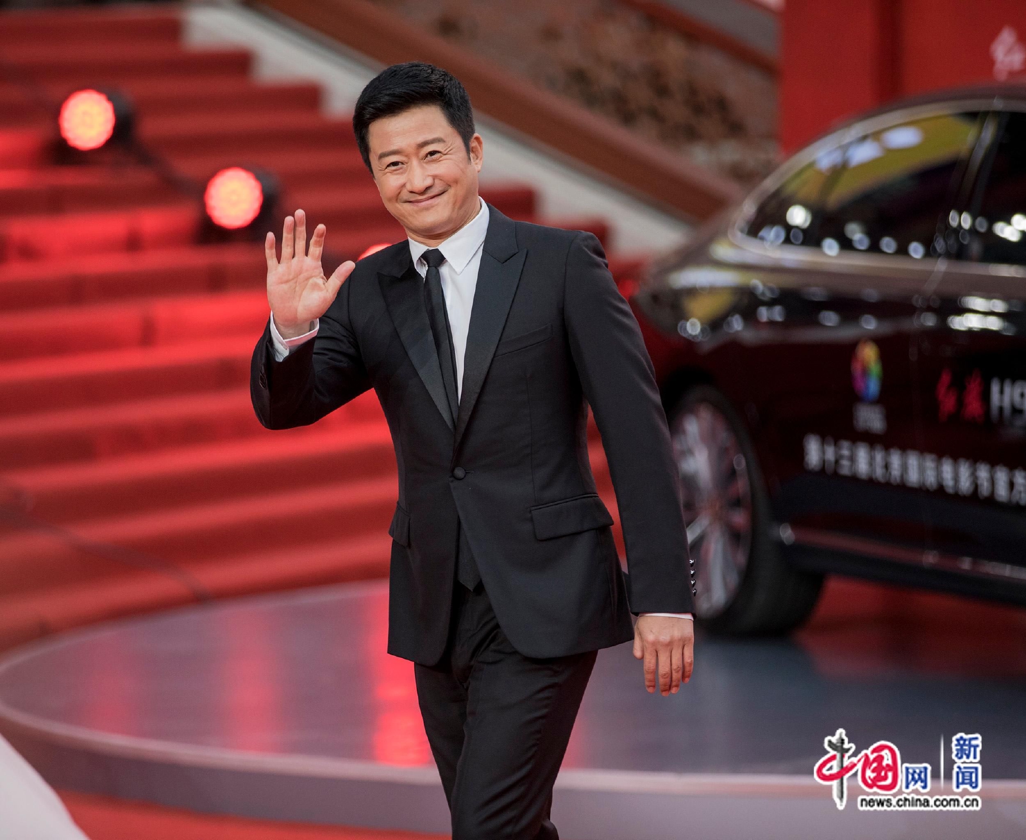 演员吴京在红毯上与观众们挥手致意.中国网记者 马旷/摄