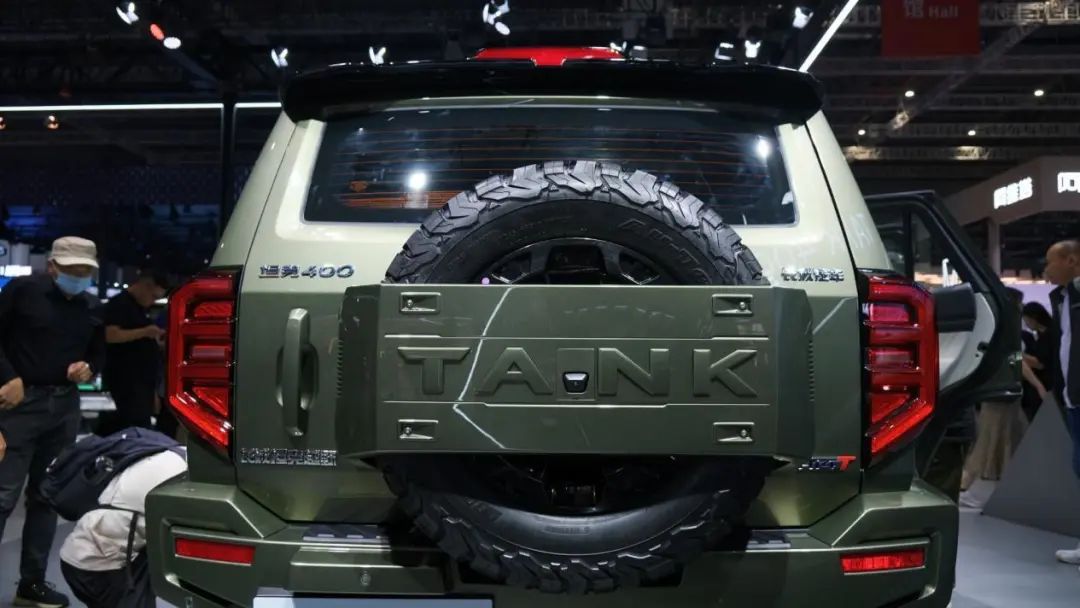 硬派机甲设计混动越野车实拍坦克400hi4t