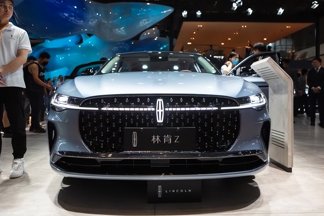 从外观上看,林肯z提供两种不同的包围风格,它基于zephyr概念车打造