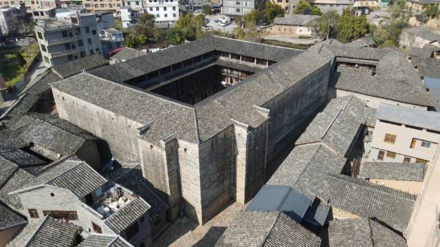 燕翼围,位于江西龙南杨村镇,始建于清顺治七年(1650年)