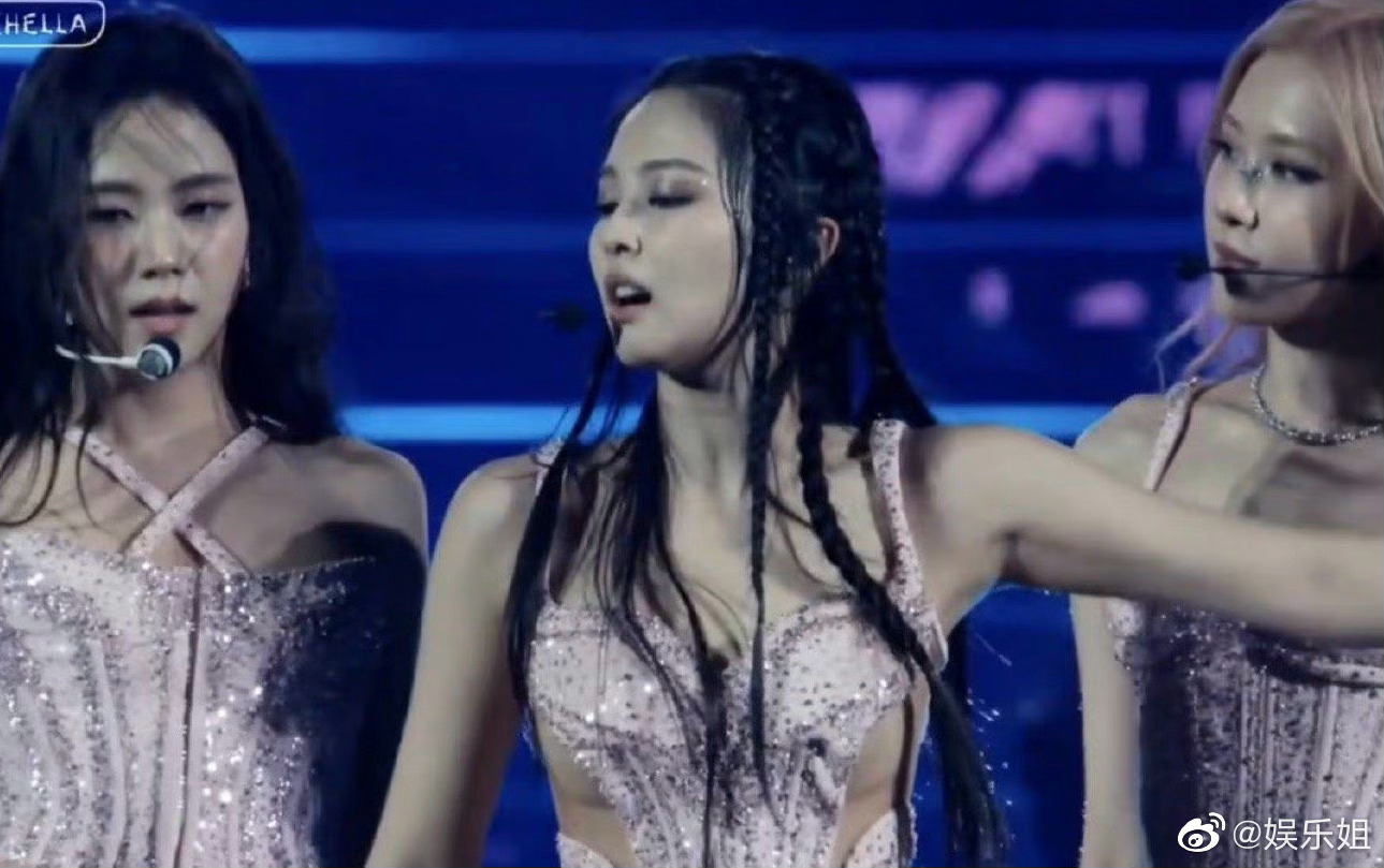 jennie今天又掀翻科切拉舞台了,Jennie今天的衣服好辣啊!|JENNIE|Jennie|科切拉_新浪新闻