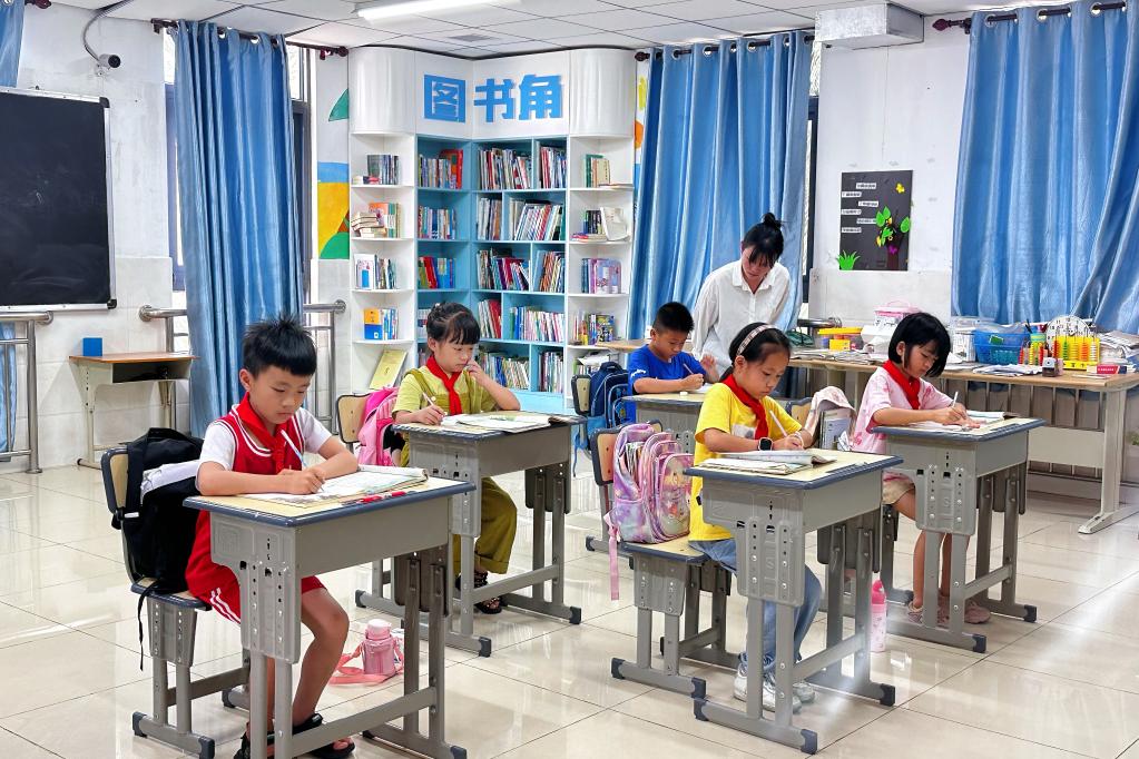 4月18日,永兴学校二年级的学生在上课.新华社记者王明玉 摄