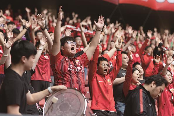 海港球迷为这场激荡人心的胜利欢呼本报记者 李铭珅 摄