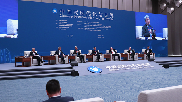 "中国式现代化与世界"蓝厅论坛在位于上海北外滩的"世界会客厅"举行.